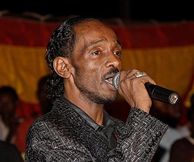 اتسمت بالغرابة .. أزياء (الحوت).. مكملات وكاريزما طاغية 1 280px Mahmoud Abdelaziz Sudan