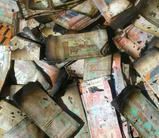 مجهولون يقومون بتوزيع وحرق عملات نقدية بمعسكر في أمبدة 1 47284404 198362581099915 1532625879480401920 n
