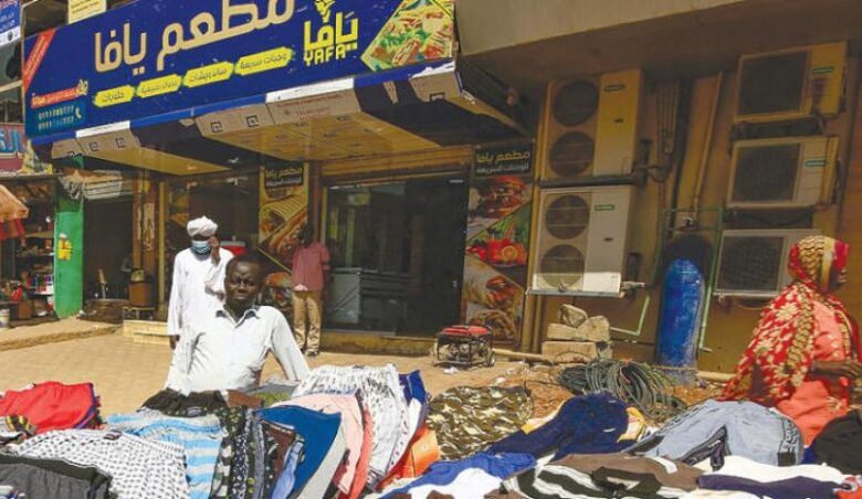 إرتفاع جنوني في أسعار ملابس الأطفال بأسواق الخرطوم 1 سوق ملابس شارع 810x452 1