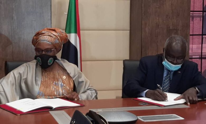 المالية توقع مع البنك الافريقى على قرض تجسيرى لإزالة متأخرات ديون السودان 1 1
