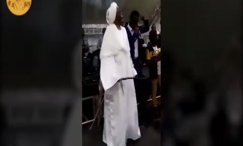 شاهد بالفيديو "مامون سوار الدهب" يركز للصوت وهو يغني في مناسبة 1 ٢٠٢١٠٨١٨ ٢٠٠٧٠٣