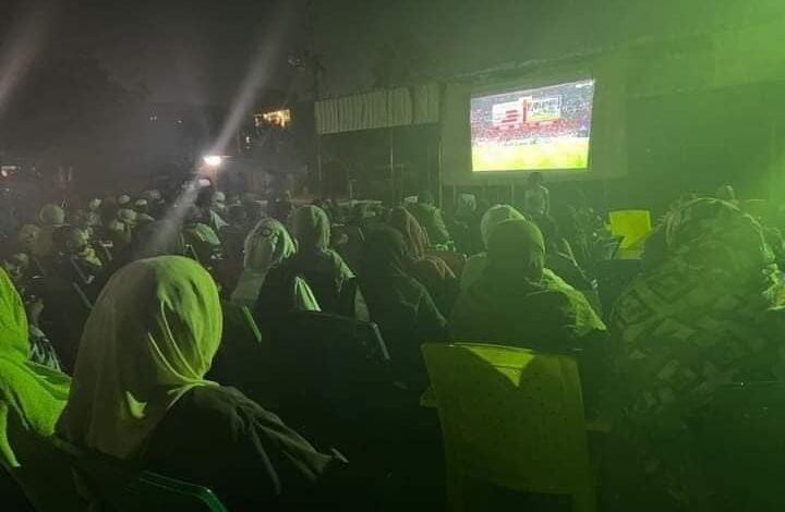 شاهد بالصور.. نساء سودانيات يتجمعن بالمئات في ساحة كبيرة بالخرطوم لمشاهدة مباراة 1 319940194 496573915898852 3899793435735730692 n