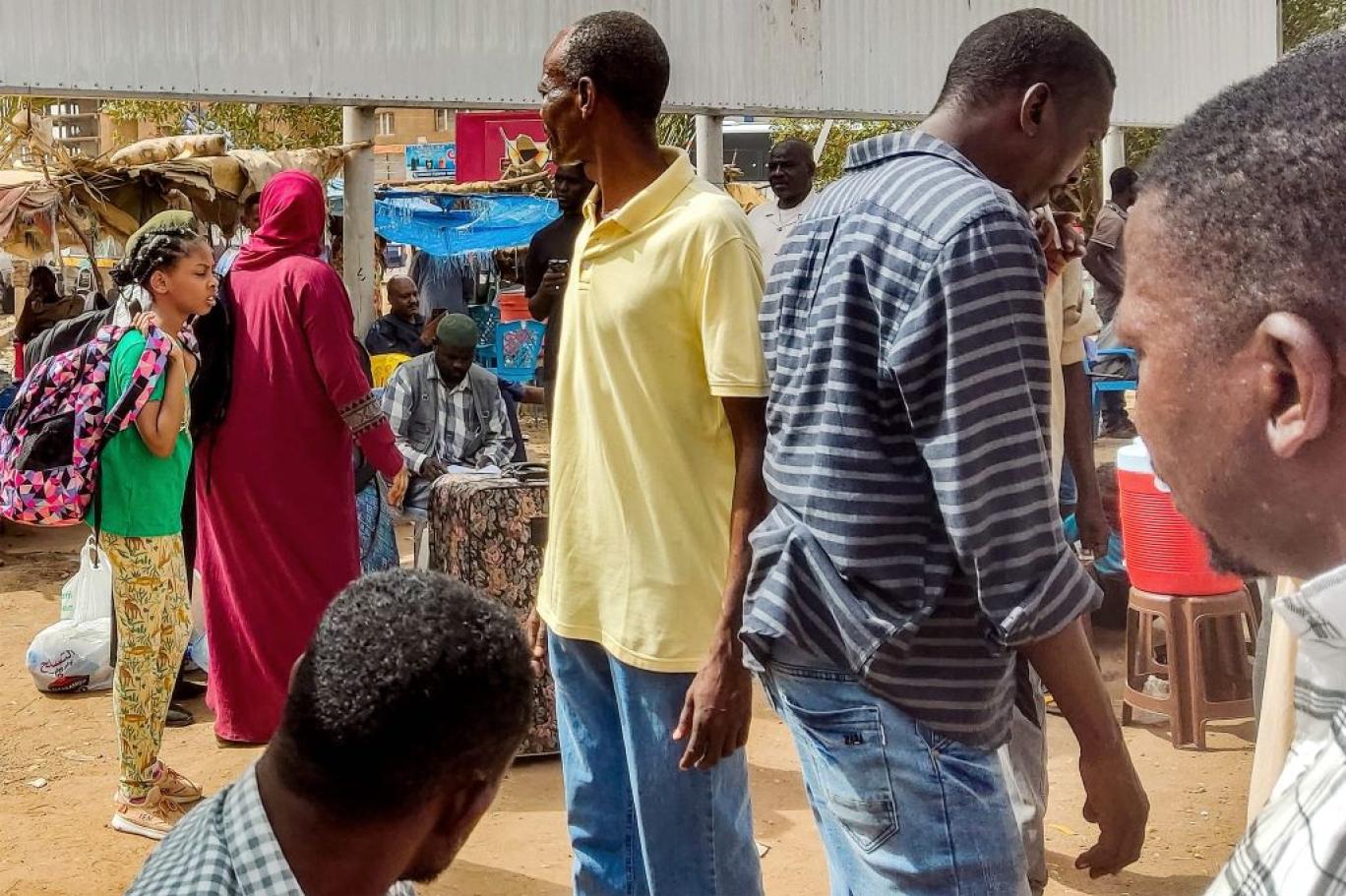 سودانيون ينخرطون في سوق العمل بمصر لاحتمال طول أمد الحرب