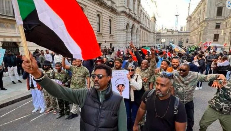 بريطانيا تقدم مسودة قرار المجلس الأمن بشأن السودان 1 متظاهرون في لندن بريطانيا 810x443 1