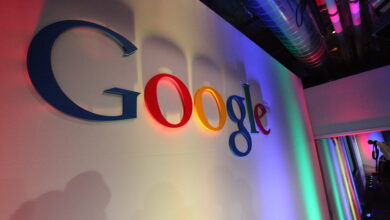 Google lays off "hundreds" more workers, strips Google Right hand highlights