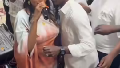 شاب سوداني يحاول التحرش بمطربة