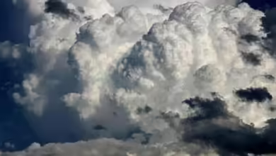 "الأرصاد" يُنبِّه أغلب مناطق السعودية: أمطار غزيرة وسيول ورياح شديدة السرعة