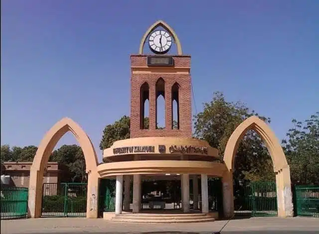 مدير جامعة الخرطوم يطمئن الطلاب 1 IMG 2932