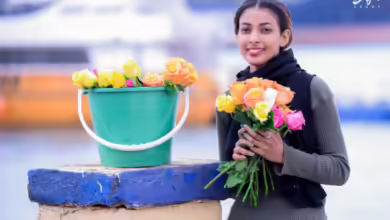 بائعة الورد السودانية الحسناء تعود لخطف الأنظار