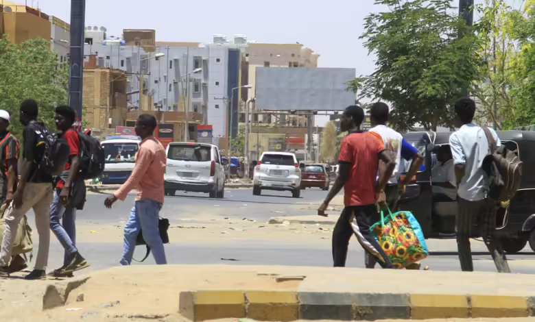 مقاومة الديوم تناشد بإجلاء المواطنين إلى مناطق آمنة 1 قالت لجان مقاومة الديوم الشرقية بولاية الخرطوم، إن سكان منطقة الديوم يعانون من تكرار الهجمات “الوحشية” والممارسات العنيفة من قبل قوات الدعم السريع. وناشدت في بيان، القوات المسلحة، للتدخل العاجل، وإجلاء المواطنين إلى مناطق آمنة، وإنهاء معاناتهم مع الانتهاكات المرتكبة بحقهم.