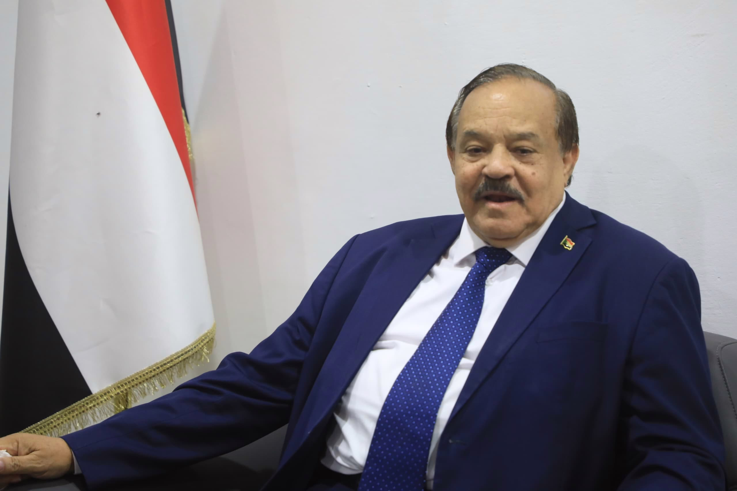 الإطاحة بوزير الخارجية لخلافات بينه وبين البرهان