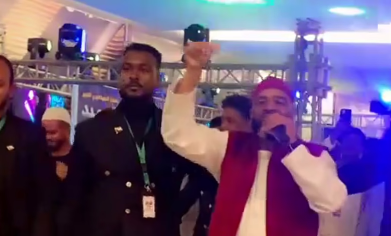 شاهد بالفيديو ظهور العميد الاغنية الشعبية "احمد محمد عوض" محاط بكمية من الحرس واستياء كبير من الجمهور 1 IMG 6819