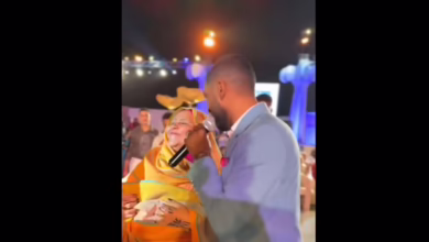 محمد بشير الدولي يرفع "ثوب والدته" ويُبهر الملايين!