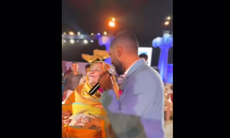 "لفتة نبيلة" تُشعل مواقع التواصل: محمد بشير الدولي يرفع "ثوب والدته" ويُبهر الملايين! 1 محمد بشير الدولي يرفع "ثوب والدته" ويُبهر الملايين!