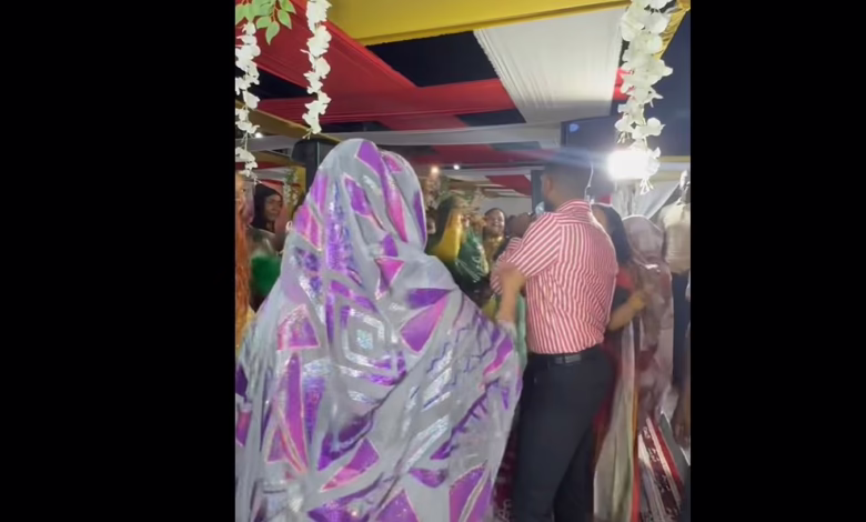 من قلب أنجمينا.. "الشويفع المسلط" لـ محمد بشير الدولي تلهب حماس الجمهور بفرح صاخب ورقيص مُبهر! 1 "الشويفع المسلط" لـ محمد بشير الدولي تلهب حماس الجمهور