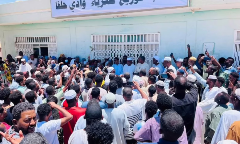 امتدت التظاهرات لتشمل القنصلية المصرية.. احتجاجات واسعة في وادي حلفا ضد قرار إدراج المدينة في برمجة القطوعات اليومية 1 إعادة الكهربا
