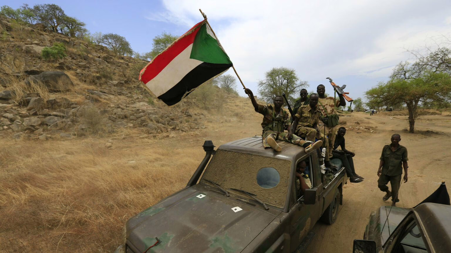 الجيش السوداني ينسحب من المثلث الحدودي ويتهم حفتر رسميًا بالتورط مع الدعم السريع!