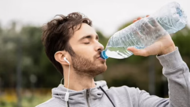 خبير تغذية رياضية يكشف عن أفضل توقيت لشرب الماء