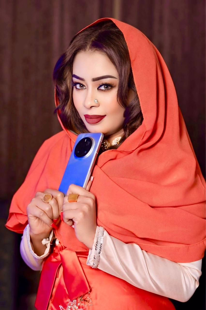 “عسل الشريف”.. فنانة سودانية تمزج الأصالة بالحداثة وتخطف قلوب الجماهير داخل السودان وخارجه