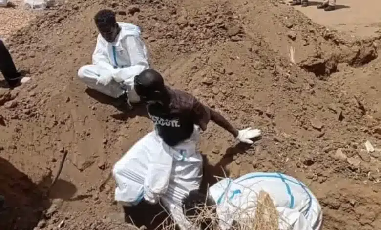 مقابر مؤقتة في الخرطوم تُنقل تحت حراسة مشددة 1 مقابر مؤقتة في الخرطوم تُنقل تحت حراسة مشددة