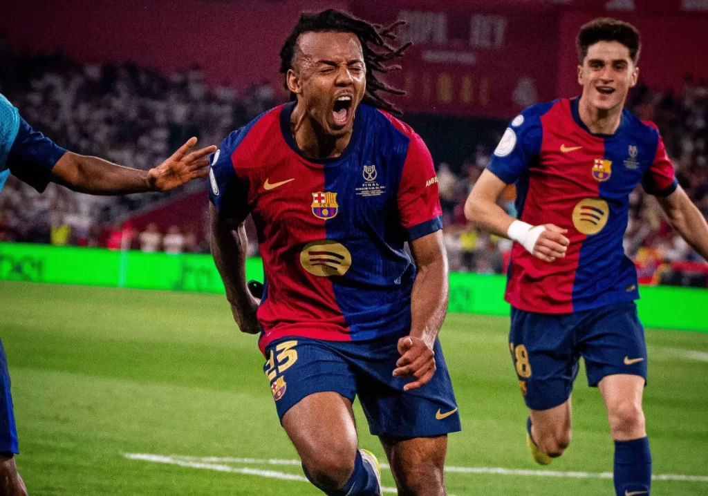 برشلونة يمدد عقد جول كوندي حتى 2030 لتعزيز استقرار الدفاع