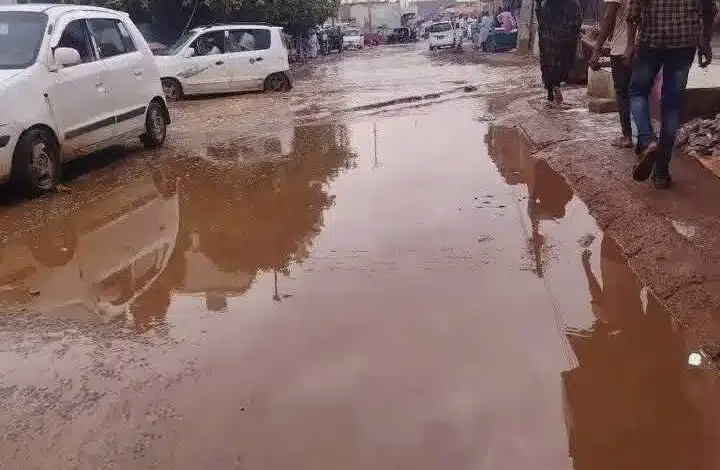 أمطار غزيرة تشل الحياة في شندي.. وتحذيرات من فيضانات محتملة 1 أمطار غزيرة تشل الحياة في شندي