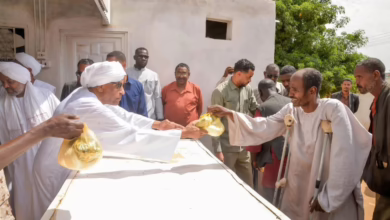 صور توزيع مساعدات غذائية محدودة تثير استياءً واسعاً في السودان