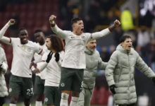 تشيلسي يحتفل بالفوز على بيرنلي في الجولة الثانية عشرة من الدوري الإنجليزي