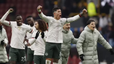 تشيلسي يحتفل بالفوز على بيرنلي في الجولة الثانية عشرة من الدوري الإنجليزي