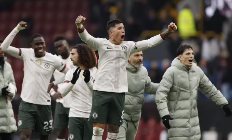 تشيلسي يحتفل بالفوز على بيرنلي في الجولة الثانية عشرة من الدوري الإنجليزي