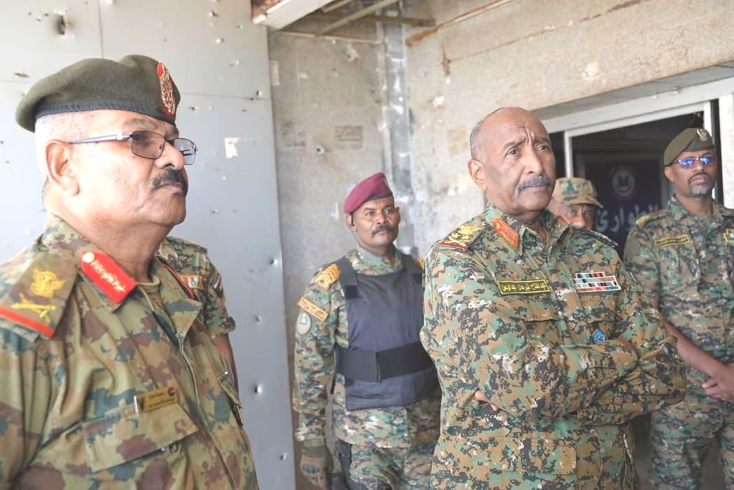 البرهان يتفقد مستشفى المعلم ويوجه بتأهيله