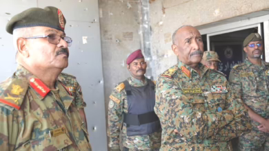 البرهان يتفقد مستشفى المعلم ويوجه بتأهيله