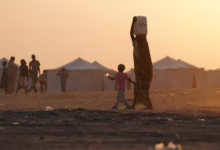 نازحون من الفاشر على طرق الفرار بحثاً عن الأمان