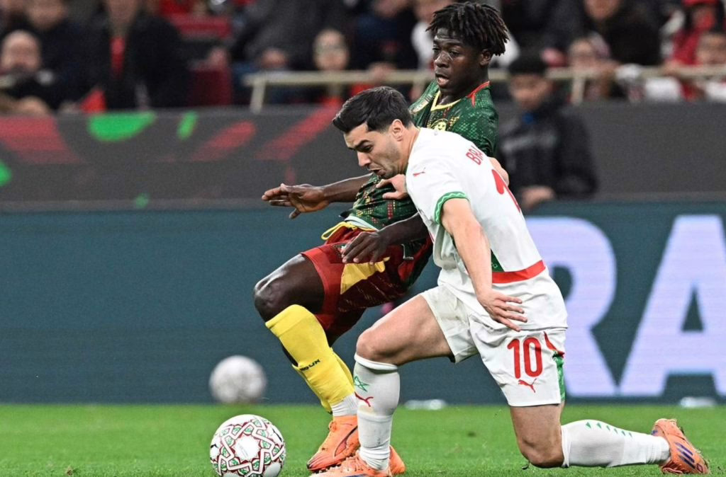 المغرب يحسم القمة أمام الكاميرون ويتأهل لمواجهة الجزائر أو نيجيريا