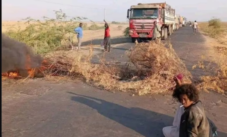 احتجاجات شرق السودان تغلق طرقاً قومية ومؤسسات حكومية