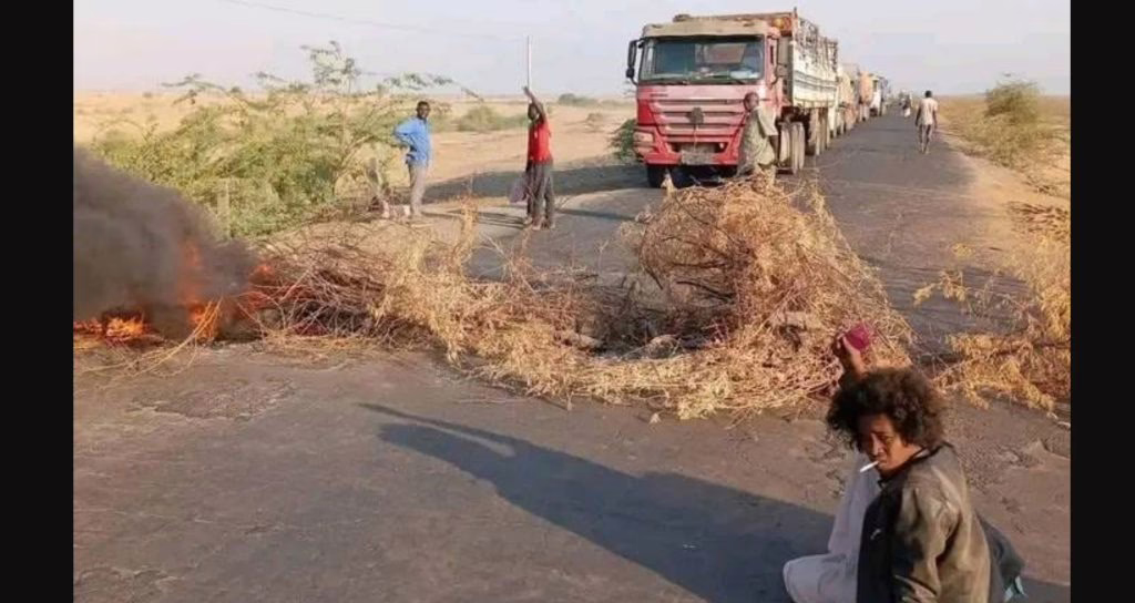 احتجاجات شرق السودان تغلق طرقاً قومية ومؤسسات حكومية