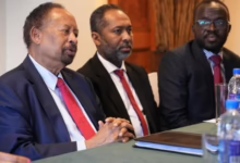 عبدالله حمدوك خلال اجتماع مع المركز الفرنسي للعلاقات الدولية في باريس