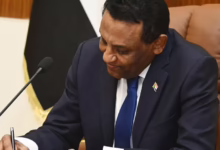 رئيس الوزراء د. كامل إدريس بعد خروجه من المستشفى