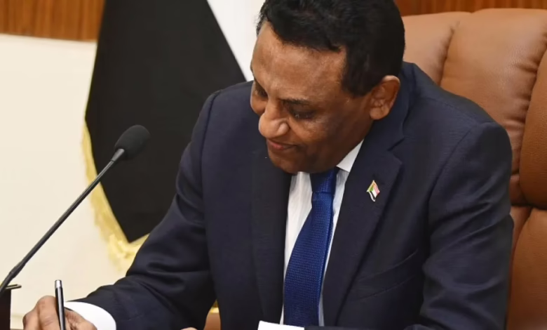 رئيس الوزراء د. كامل إدريس بعد خروجه من المستشفى