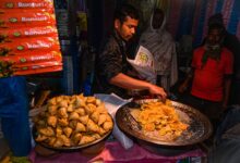 مطعم هندي شعبي يواجه أزمة غاز البترول المسال، ويستخدم المواقد الكهربائية للطهي بدلاً من الغاز