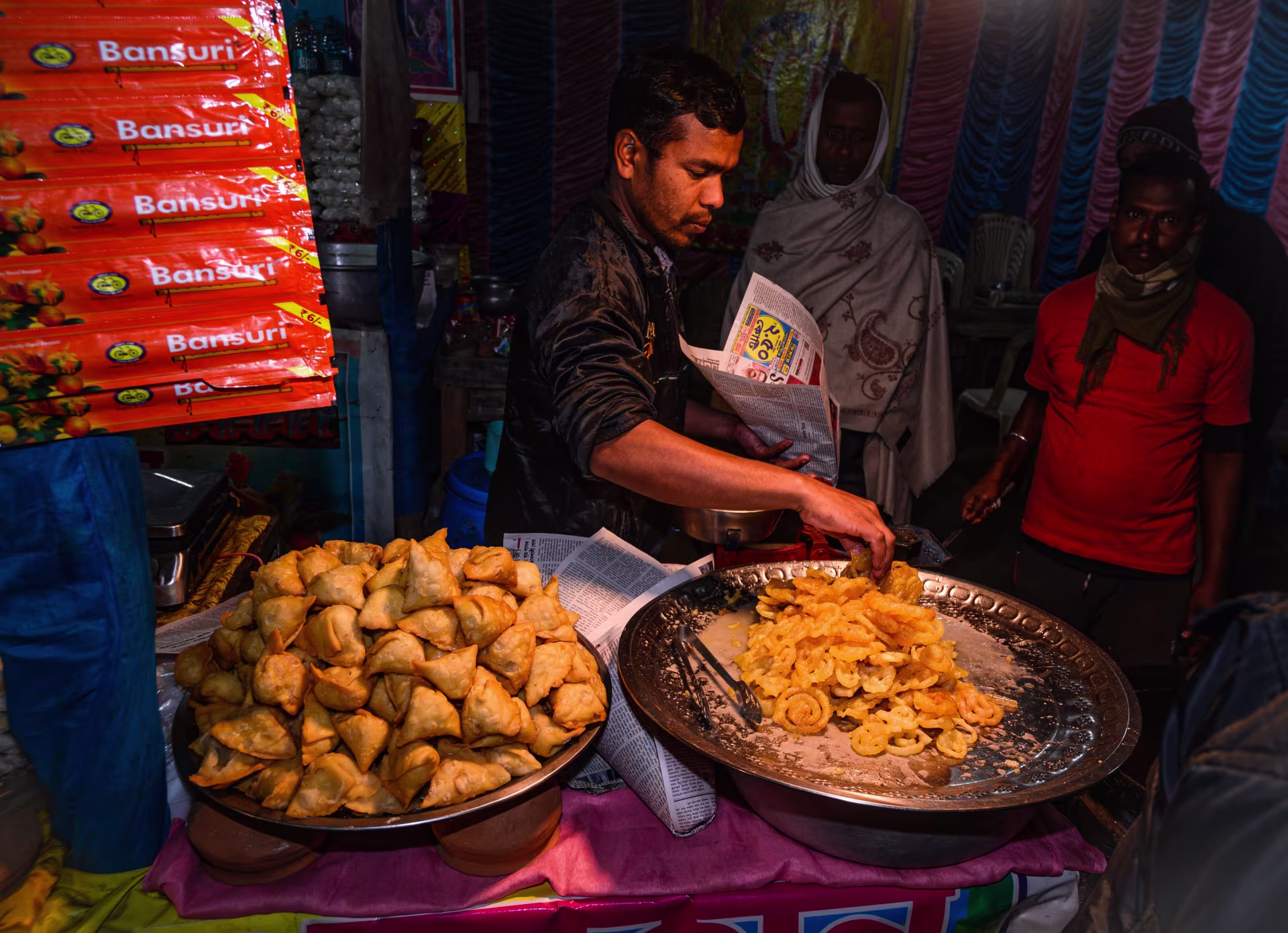 مطعم هندي شعبي يواجه أزمة غاز البترول المسال، ويستخدم المواقد الكهربائية للطهي بدلاً من الغاز