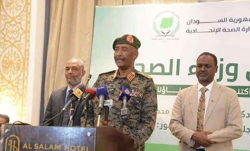 البرهان يعتذر للأطباء في السودان