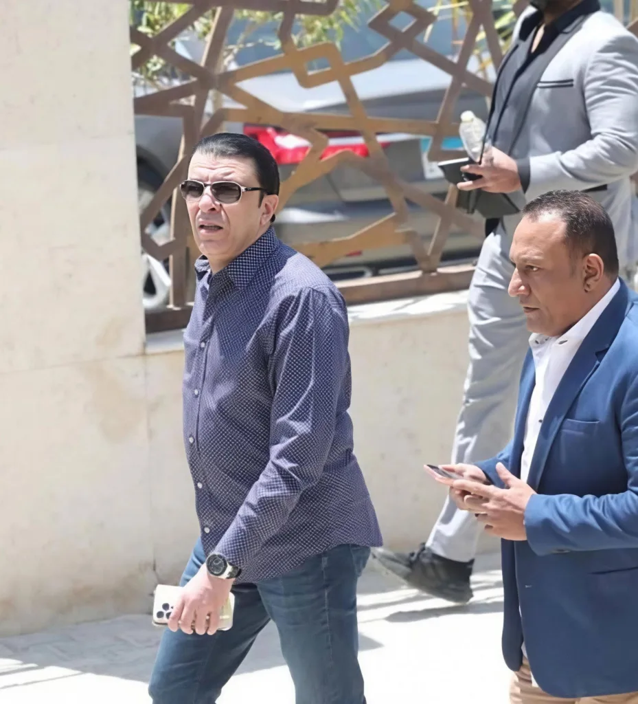 لحظات صعـ.ـبة علي الفنان مصطفي كامل وحمادة هلال في جنـ..ـازة الفنان الراحل هاني شاكر