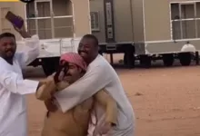 سودانيان يصران على عزومة صديقهما السعودي
