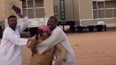 سودانيان يصران على عزومة صديقهما السعودي