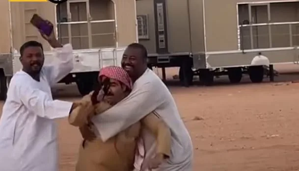 سودانيان يصران على عزومة صديقهما السعودي