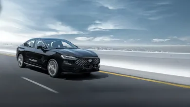 أفضل تمويل سيارات في السعودية 2026 يبحث آلاف المواطنين والمقيمين يوميًا عن أفضل تمويل سيارات في السعودية من أجل شراء سيارة جديدة أو مستعملة بأقل تكلفة ممكنة. ومع تعدد عروض البنوك وشركات التمويل، يصبح اختيار العرض المناسب أمرًا يحتاج إلى مقارنة دقيقة بين نسب الربح، مدة السداد، الدفعة الأولى، والرسوم الإدارية. في هذا الدليل نستعرض أبرز خيارات تمويل السيارات في السعودية، والعوامل التي ينبغي مراعاتها قبل توقيع أي عقد. لماذا تختلف عروض تمويل السيارات؟ رغم تشابه فكرة التمويل بين جميع الجهات، إلا أن هناك فروقًا في: نسبة الربح السنوية. قيمة الدفعة الأولى. الحد الأدنى للراتب. مدة التمويل. إمكانية السداد المبكر. الرسوم الإدارية. قبول المقيمين. لهذا فإن المقارنة قبل اتخاذ القرار قد توفر آلاف الريالات على مدى سنوات التمويل. مقارنة بين أشهر جهات تمويل السيارات في السعودية جهة التمويل مدة التمويل إمكانية السداد المبكر مناسبة للمقيمين مصرف الراجحي حتى 60 شهرًا نعم نعم البنك الأهلي السعودي حتى 60 شهرًا نعم نعم بنك الرياض حتى 60 شهرًا نعم نعم بنك البلاد حتى 60 شهرًا نعم نعم مصرف الإنماء حتى 60 شهرًا نعم نعم تختلف نسب الربح والشروط حسب الجدارة الائتمانية، الدخل، ونوع السيارة. كيف تختار أفضل تمويل سيارات؟ لا تجعل نسبة الربح وحدها معيار الاختيار. انتبه أيضًا إلى: إجمالي تكلفة التمويل. قيمة القسط الشهري. إمكانية السداد المبكر. رسوم التأخير. التأمين الإلزامي. شروط نقل الملكية. أحيانًا يكون العرض الأقل في نسبة الربح أعلى تكلفة بسبب الرسوم الإضافية. هل التمويل التقليدي أفضل أم التأجير المنتهي بالتمليك؟ يعتمد ذلك على احتياجاتك. التمويل التقليدي المميزات تصبح السيارة ملكًا لك بعد سداد التمويل. حرية بيع السيارة. خيارات أوسع. العيوب قد يتطلب دفعة أولى. مسؤولية الصيانة تقع على المالك. التأجير المنتهي بالتمليك المميزات دفعة أولى أقل في بعض الحالات. إجراءات سهلة. العيوب نقل الملكية يتم بعد انتهاء العقد. شروط الاستخدام قد تكون أكثر تقييدًا. نصائح قبل توقيع عقد التمويل قارن بين أكثر من بنك. اقرأ جميع الرسوم. تأكد من إمكانية السداد المبكر. لا تعتمد على قيمة القسط فقط. احسب التكلفة الإجمالية للتمويل. تأكد من وجود تأمين مناسب. هل الوقت مناسب لشراء سيارة بالتقسيط؟ إذا كنت تمتلك دخلًا ثابتًا ولا تتجاوز الأقساط نسبة مناسبة من دخلك الشهري، فقد يكون التمويل خيارًا عمليًا، خاصة عند الاستفادة من العروض الموسمية أو التخفيضات التي تقدمها الوكالات والبنوك. أما إذا كنت تتوقع تغيرًا في دخلك خلال الفترة المقبلة، فمن الأفضل دراسة الالتزام المالي بعناية قبل توقيع العقد. الأسئلة الشائعة ما أفضل بنك لتمويل السيارات في السعودية؟ يعتمد ذلك على الراتب، جهة العمل، ونوع السيارة. تختلف العروض بين بنك وآخر وفقًا للملف الائتماني للعميل. هل يمكن تمويل سيارة بدون دفعة أولى؟ تتوفر بعض العروض في حالات محددة، لكن ذلك يخضع لسياسة الجهة الممولة والجدارة الائتمانية للمتقدم. هل يستطيع المقيم الحصول على تمويل سيارة؟ نعم، تقدم العديد من البنوك وشركات التمويل برامج مخصصة للمقيمين وفق شروط محددة. هل السداد المبكر يقلل تكلفة التمويل؟ في كثير من الحالات نعم، لكن قد تطبق الجهة الممولة رسومًا أو ضوابط معينة، لذلك ينبغي مراجعة شروط العقد. الخلاصة اختيار أفضل تمويل سيارات في السعودية لا يعتمد فقط على أقل نسبة ربح، بل على التكلفة الإجمالية، ومرونة السداد، والرسوم، والشروط. مقارنة العروض قبل التوقيع تساعد على اتخاذ قرار يناسب احتياجاتك وميزانيتك.