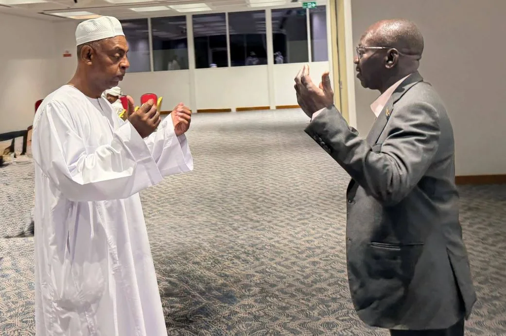 من الدوحة.. وزير الدفاع والسفير السوداني في عزاء عمر النمير