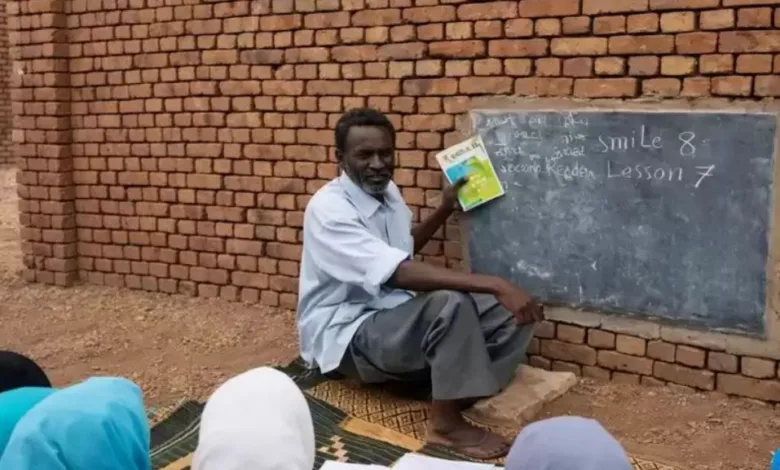 دراسة تكشف الفجوة الصادمة بين راتب المعلم وتكلفة المعيشة في السودان