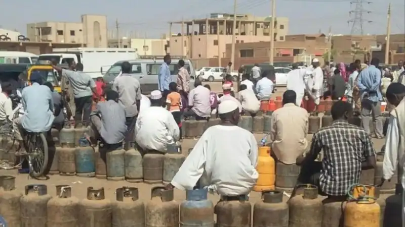 ضبط 77 أسطوانة غاز احتكرها صاحب محل في عطبرة